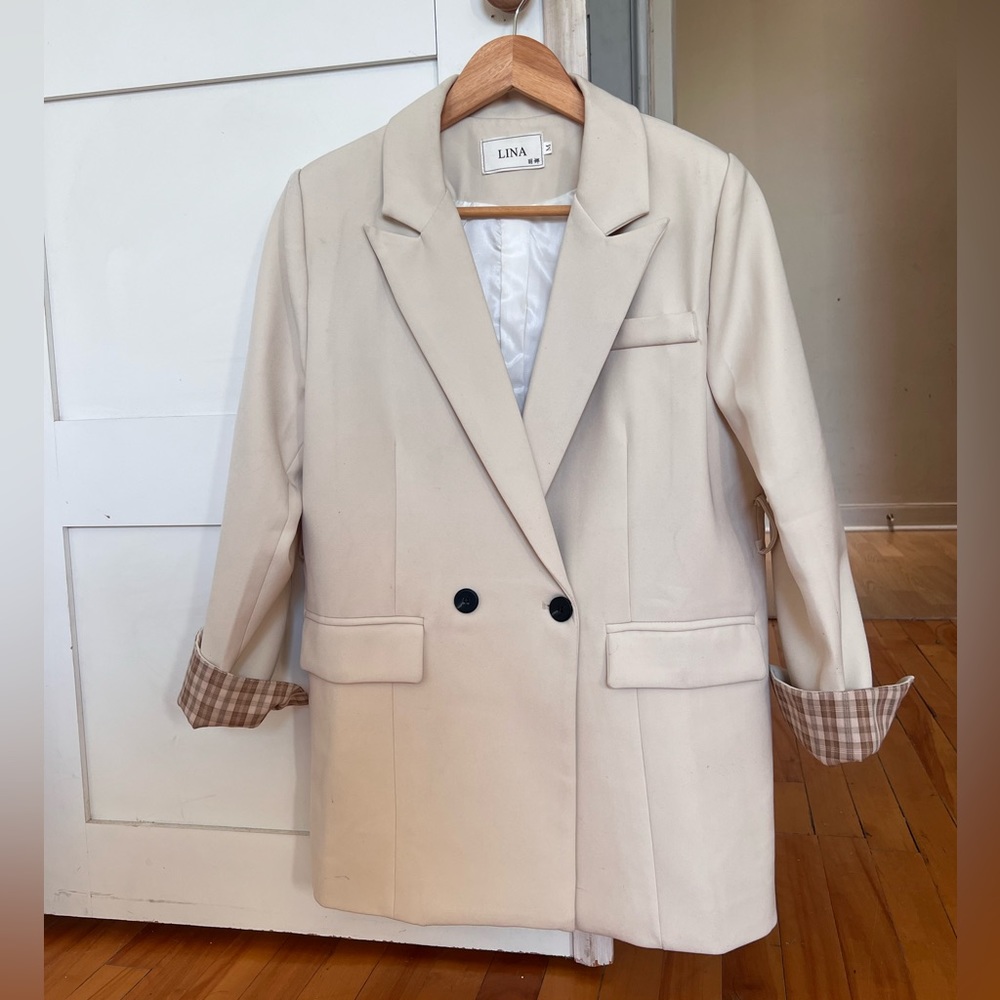 Fitted blazer for casual or office wear